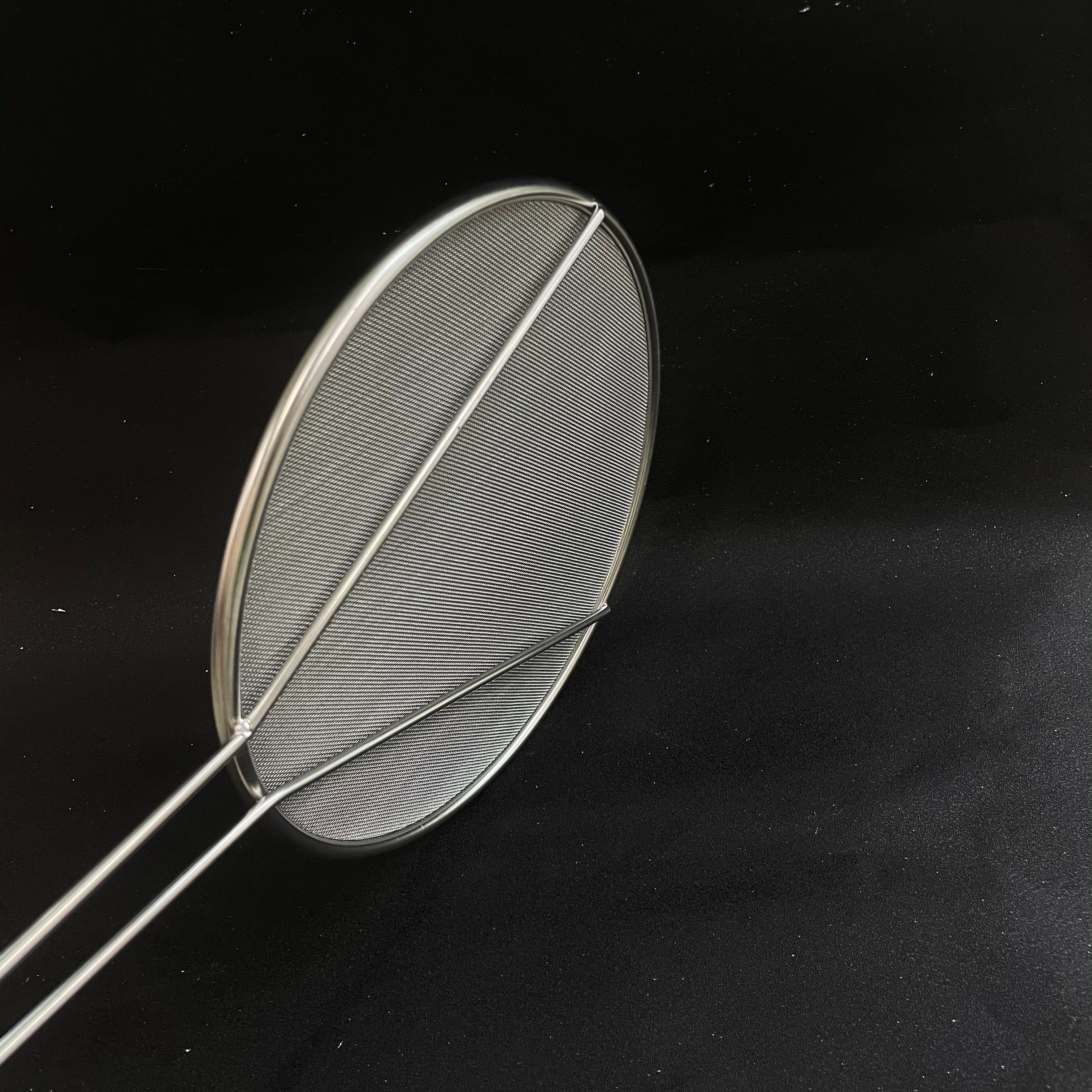 Handle explosion-proof net stainless steel oil splash-proof pot lid, round kitchen household with handle oil explosion net leakage splash-proof net oil separator water cover Application Scenario