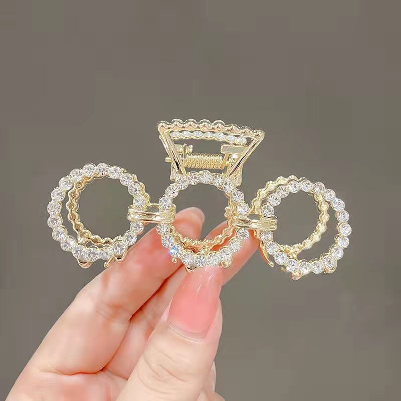 New 2025 metal gripper, pearl water diamond, round hair clip, high-end gripper at the back of the head, large shark clip Application Scenario