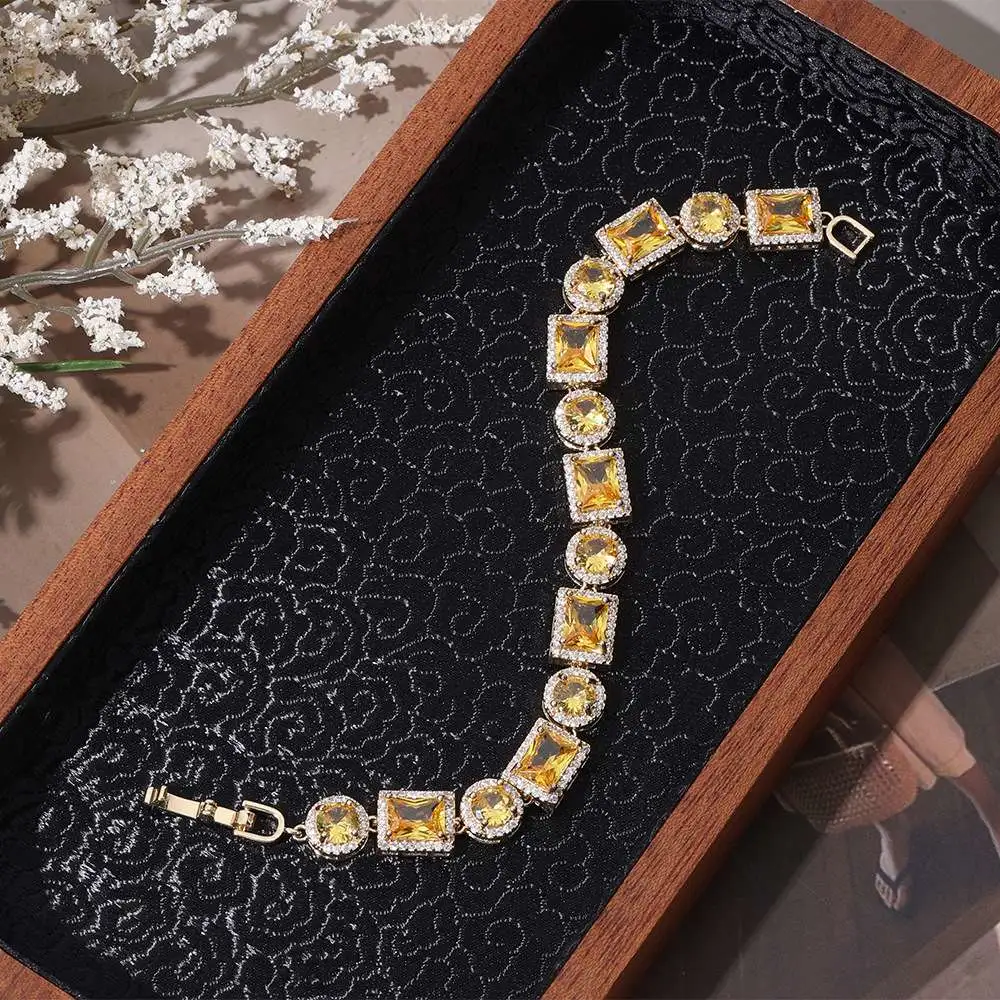 Diamond-encrusted bracelet 2025 new style for women, light luxury, retro, versatile, exquisite, niche design, high-end, fashionable and elegant jewelry detail image 4