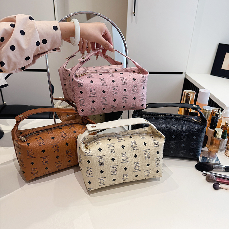 跨境可爱小熊化妆包女新款韩版流行收纳包2025新款洋气印花洗漱包 手提旅行包产品图