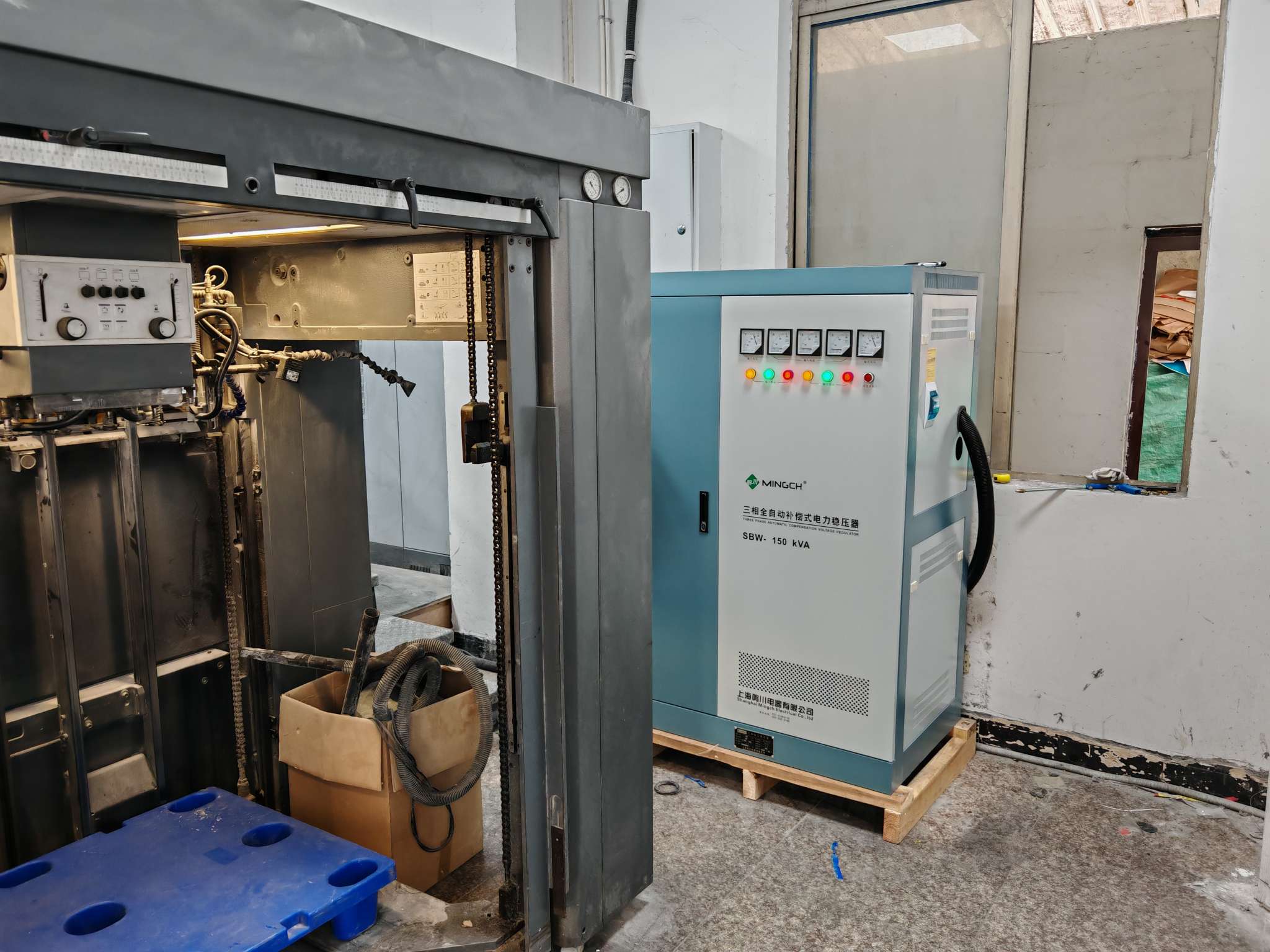 Three-phase voltage stabilizer, voltage stabilizer, automatic voltage stabilizer, single-phase, automatic compensation Item Picture