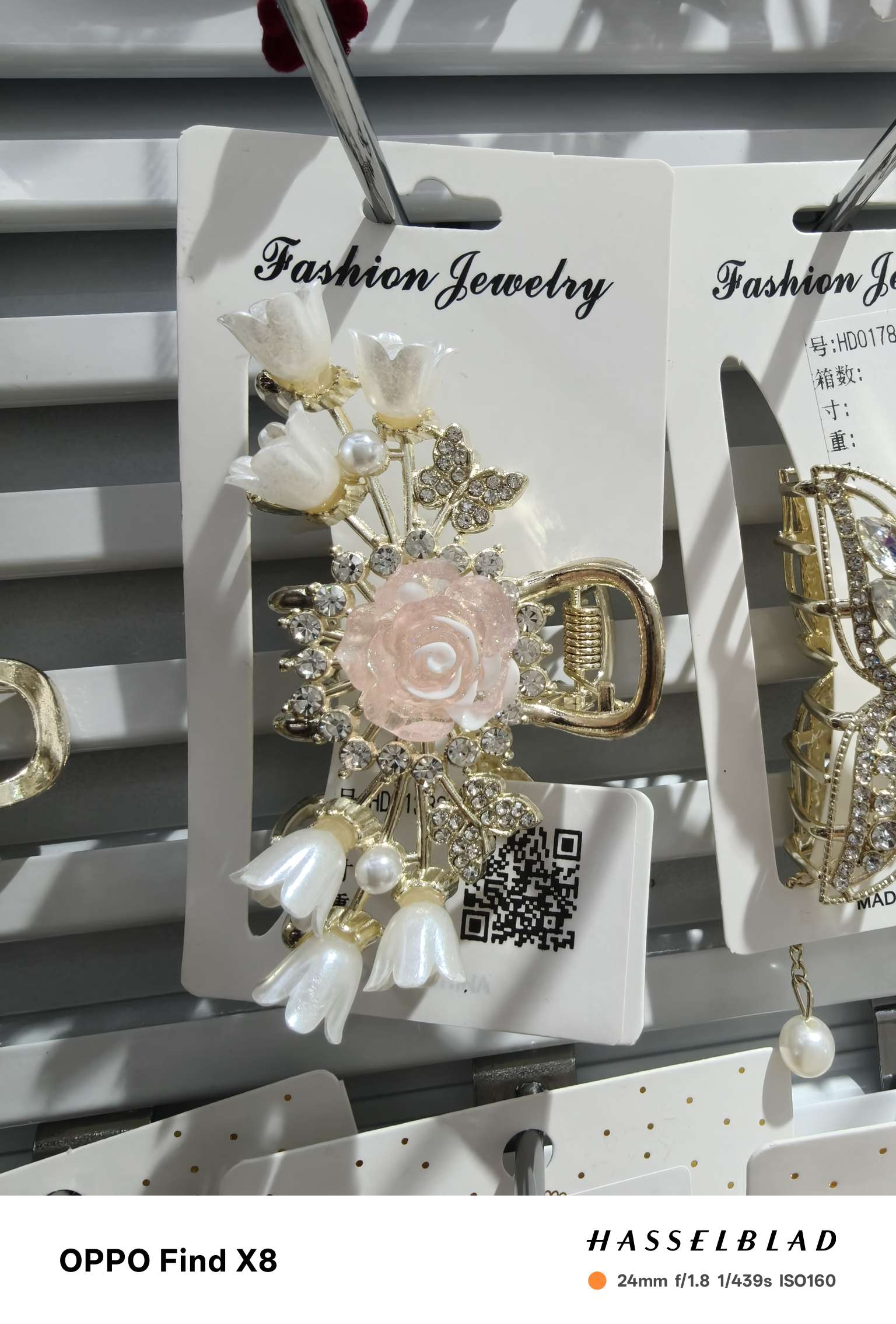 Acrylic jewelry, hair accessories, headwear, hair clips, exquisite and cute creative design styles, popular European and American hair clips and hair accessories Application Scenario