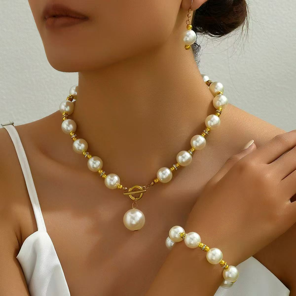 European and American exaggerated pearl necklace Application Scenario