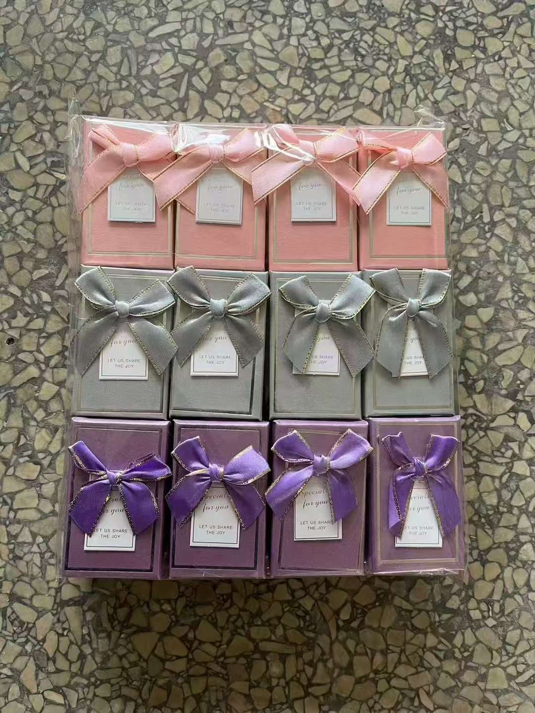 饰品盒子。有多种规格7X9。5X8。5X5。9X9。12X16。颜色多种选择饰品店展示架