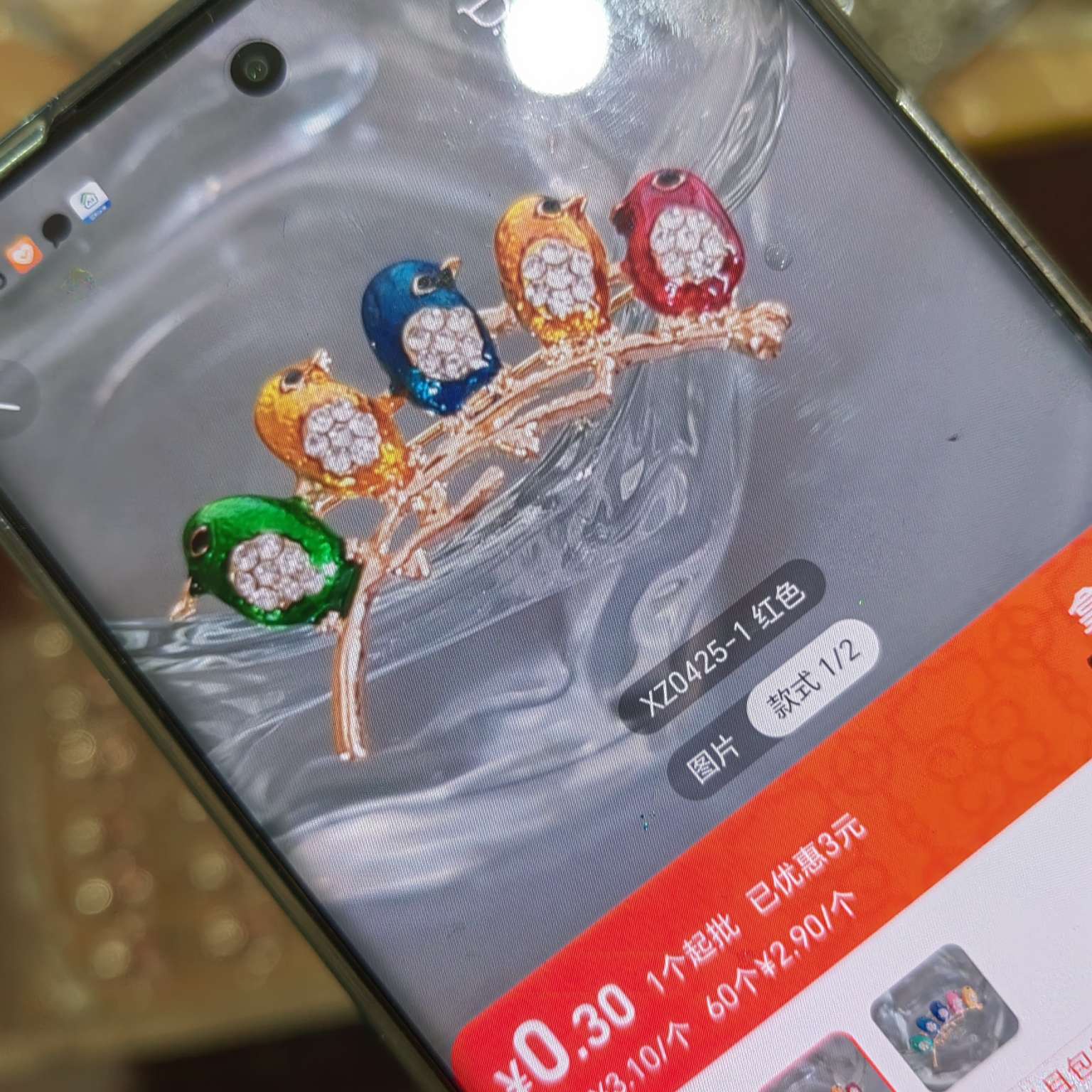 饰品商店胸针细节图