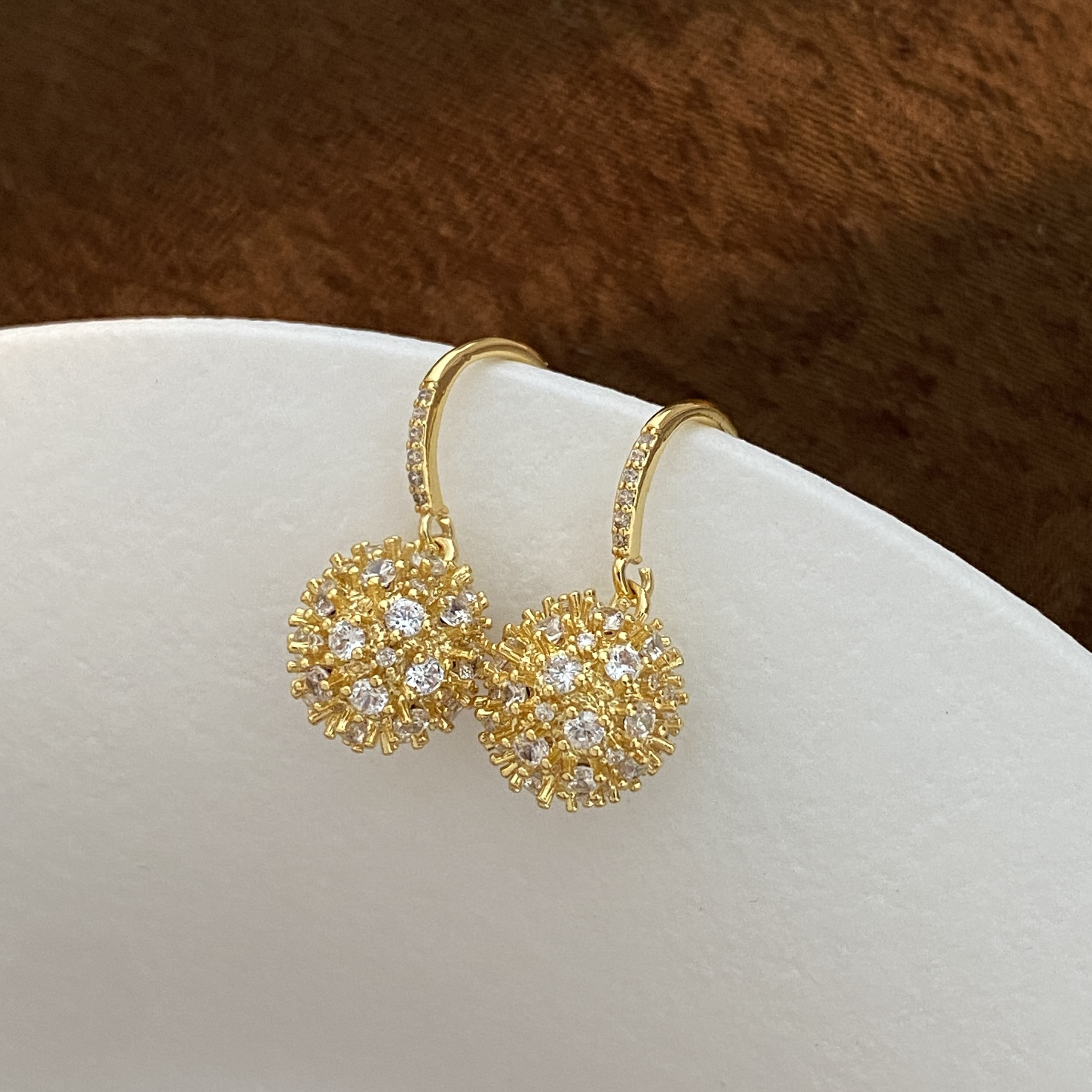 新款时尚爱心耳环精致轻奢通勤两戴闪亮女十字架心形画油包包甜酷饰品新款时尚高级设计感通勤耳环简约小众超闪百搭质感耳钩球状气