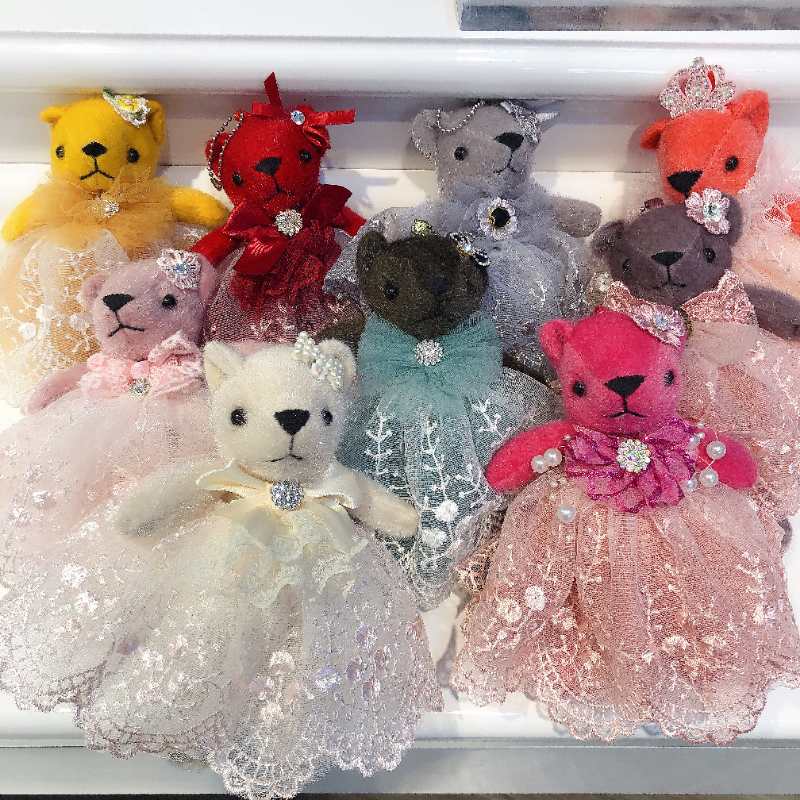 A beautiful imitation mink wedding dress standing bear that can be hung on bags, keys, or used as a blind box. It comes in a variety of colors and is of appropriate size