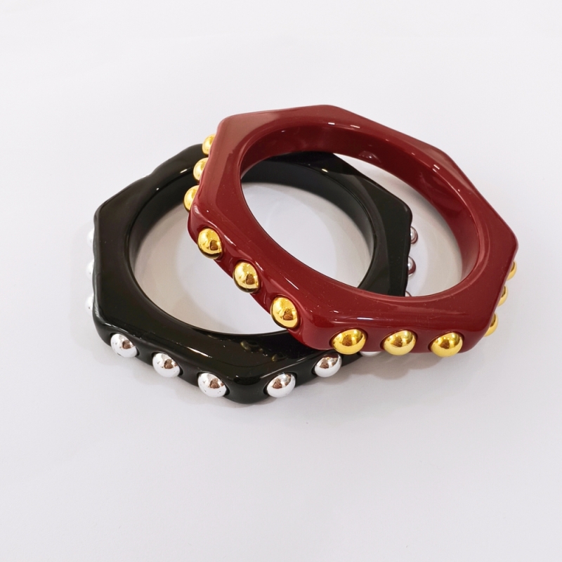 1个嘻哈朋克风几何铆钉树脂手镯  