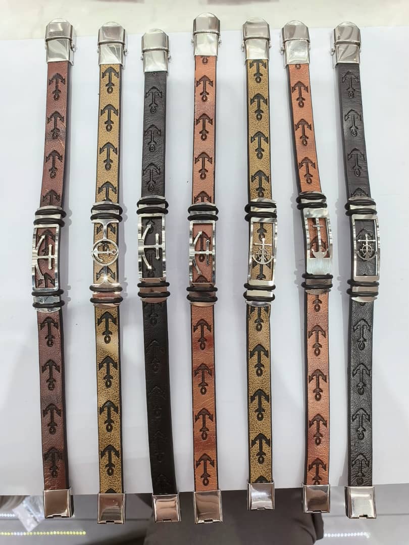ويسوارات الصلب المصنوعة من الفولاذ المصنوعة من الفولاذ المصنوعة من التيتانيوم، وهي من النوع الجديد من سوار الجملة، تُصنَّف باليد العاملة في منطقة الأمازون عبر الحدود details Picture