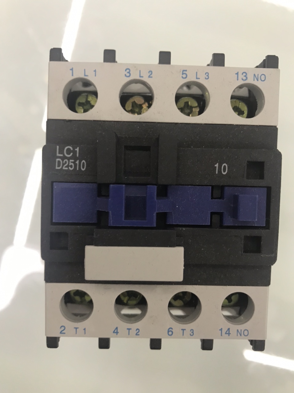 美式墙壁电源插座带急停按钮 控制开关保护开关设计 开关118安全易操作 墙壁电源美式插座装置12