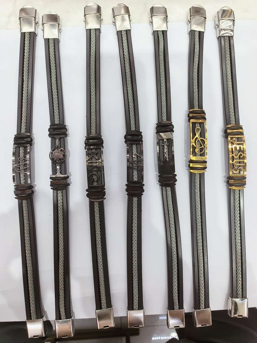 ويسوارات الصلب المصنوعة من الفولاذ المصنوعة من الفولاذ المصنوعة من التيتانيوم، وهي من النوع الجديد من سوار الجملة، تُصنَّف باليد العاملة في منطقة الأمازون عبر الحدود Application Scenario