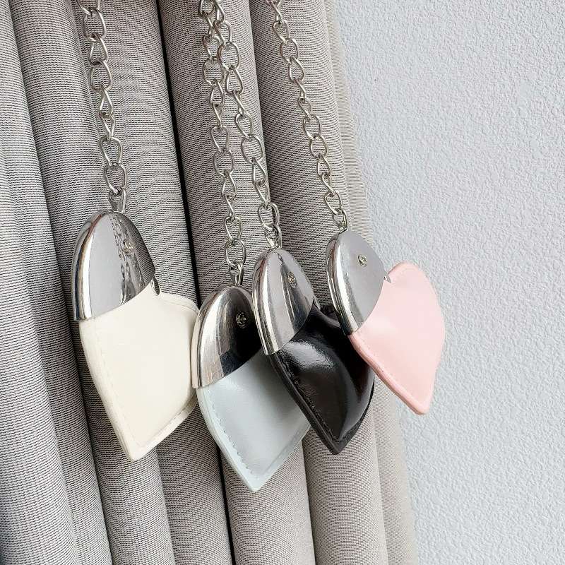 创意皮革桃心配饰简约包包挂件汽车钥匙扣服装手绳情侣包包挂产品图