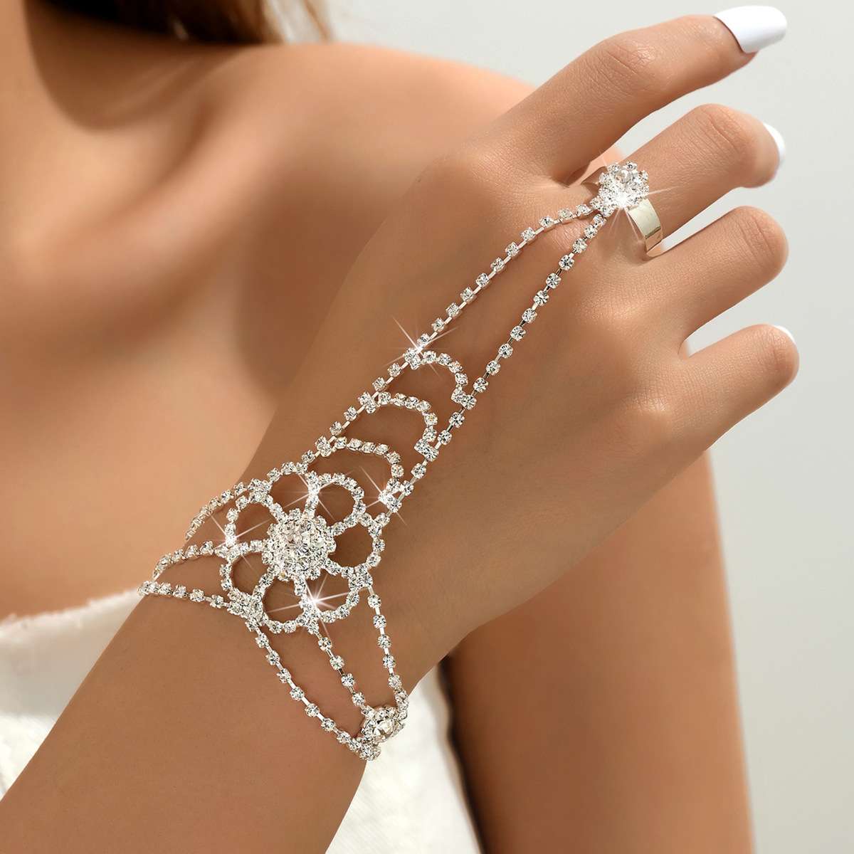 In Europe and America, at parties and nightclubs, it's popular to have wristbands with sparkling diamonds and rhinestones, as well as women's wristbands for stage performances detail image 6