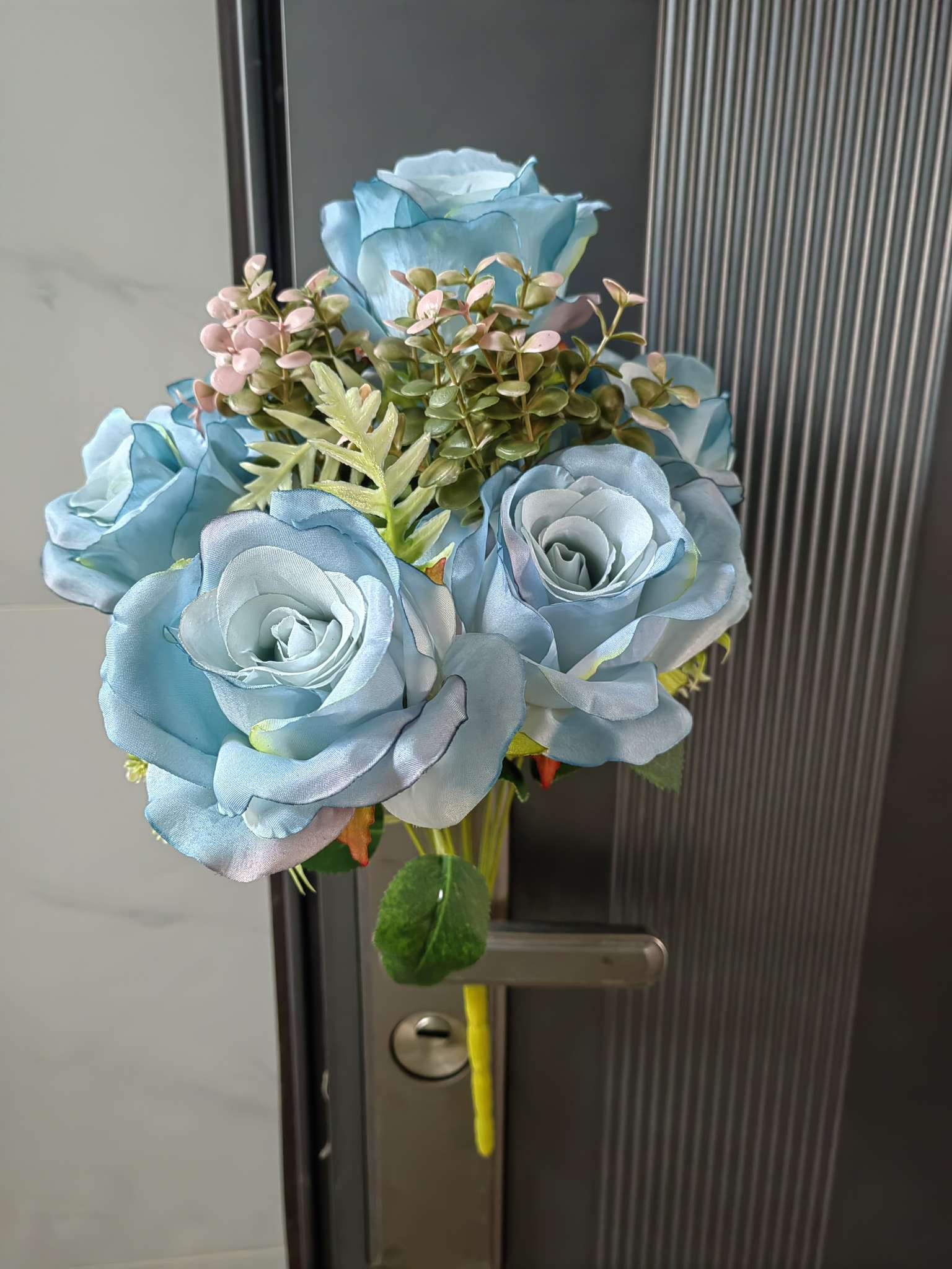 A bouquet of large roses and eucalyptus leaves Application Scenario