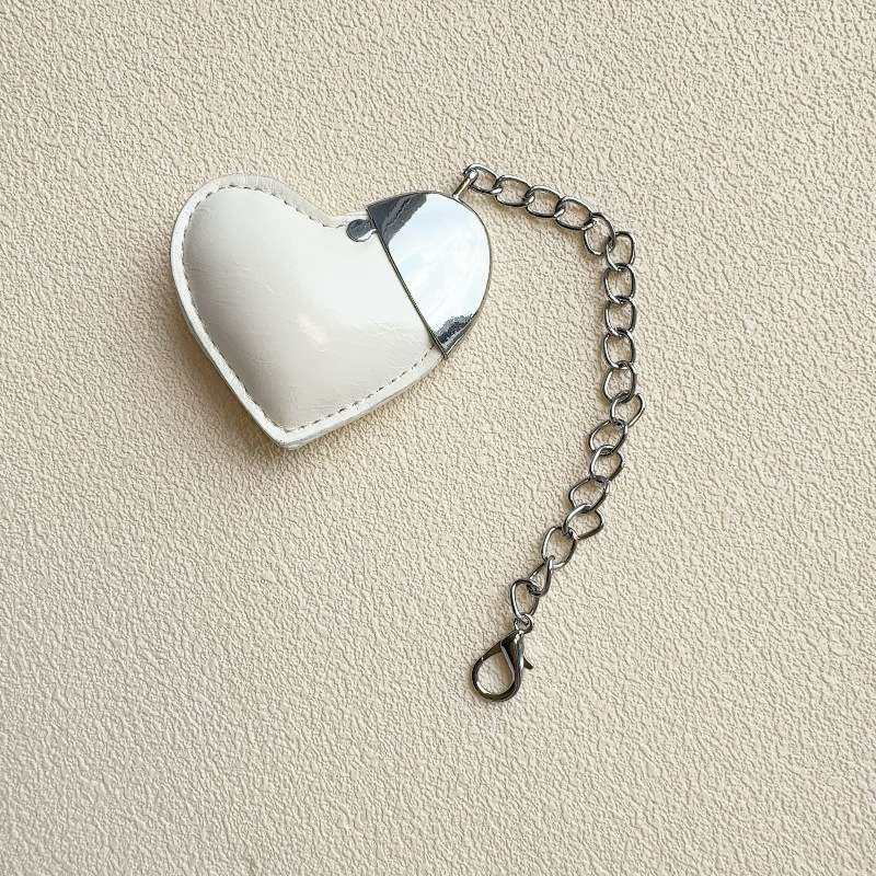 创意皮革桃心配饰简约包包挂件汽车钥匙扣服装手绳情侣包包挂详情图3