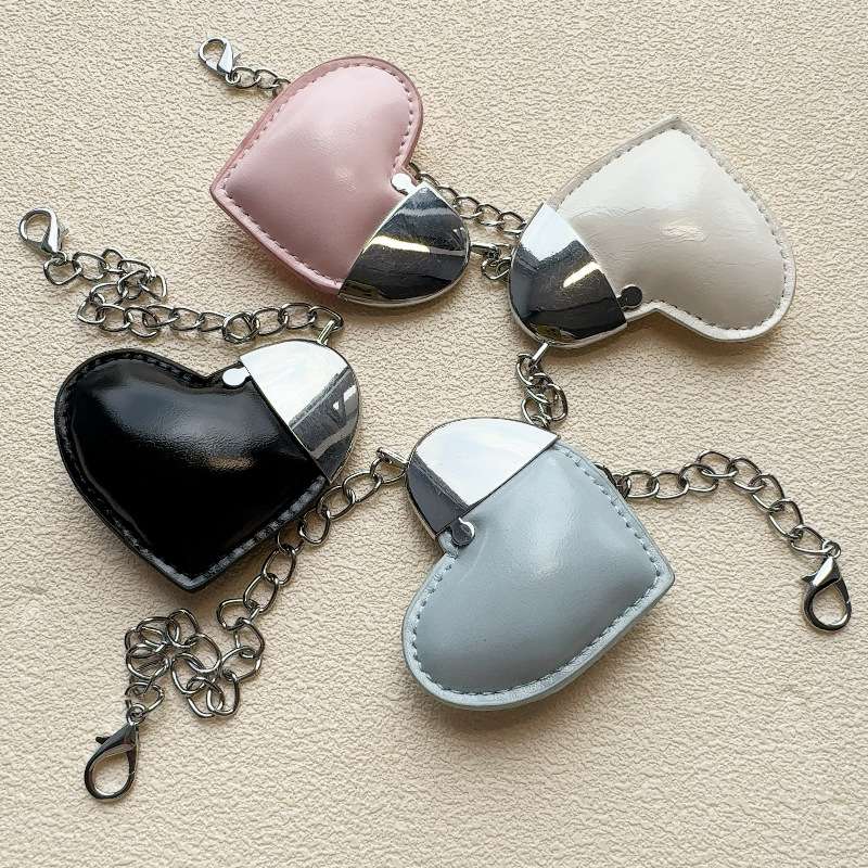 创意皮革桃心配饰简约包包挂件汽车钥匙扣服装手绳情侣包包挂