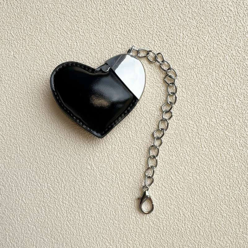 创意皮革桃心配饰简约包包挂件汽车钥匙扣服装手绳情侣包包挂白底实物图