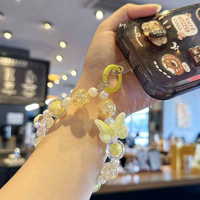 The popular beaded ice-crack butterfly mobile phone chain, car key chain accessory, women's bag key chain pendant, gift mobile phone chain, short and fashionable for women Application Scenario
