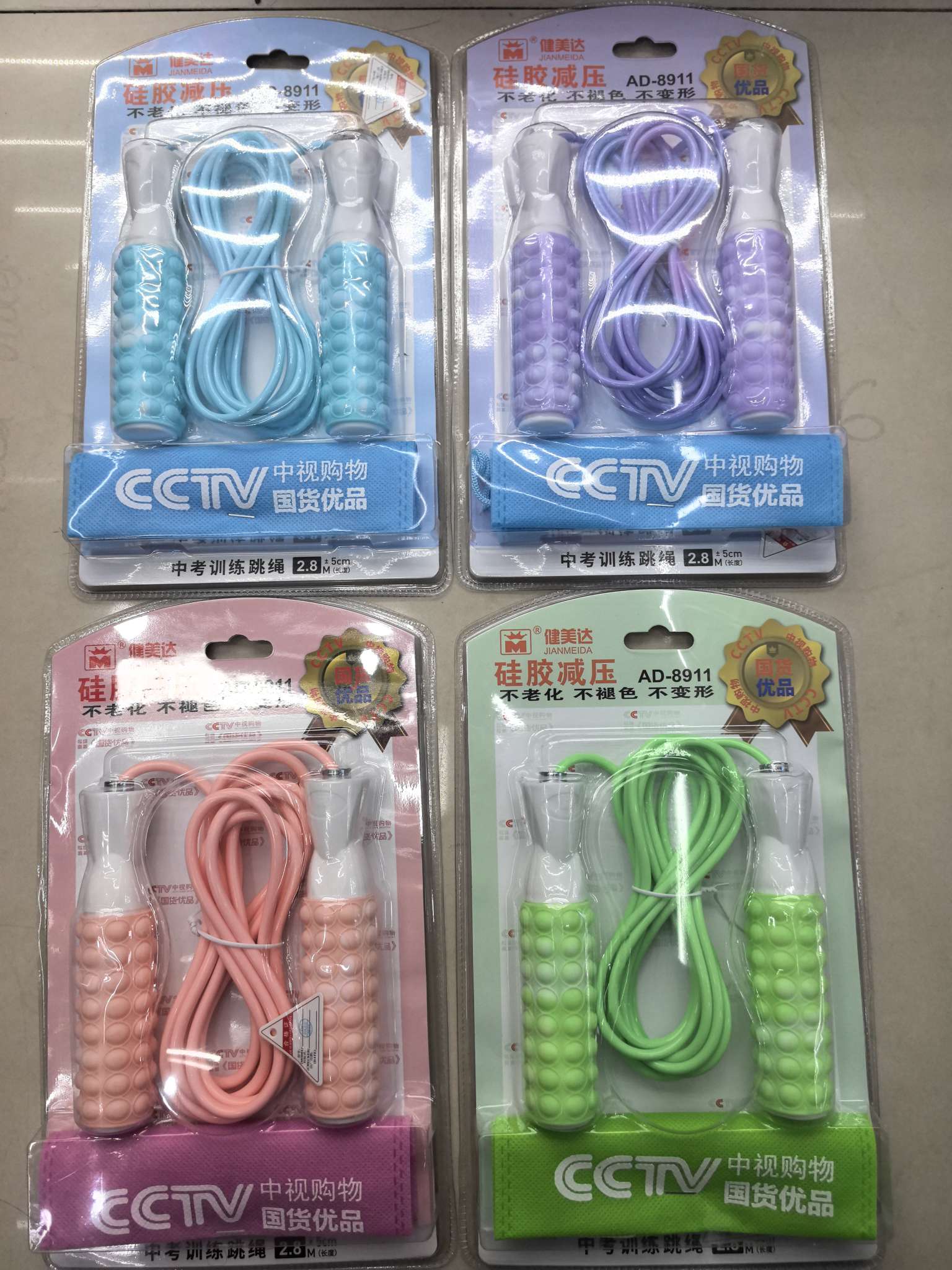 本产品采用跳绳，转动灵活，可快速跳跃绳子不打结，防滑、吸汗、手感好，适合使用人群广泛。
