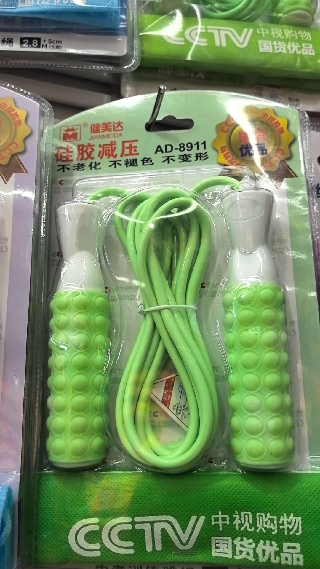 本产品采用跳绳，转动灵活，可快速跳跃绳子不打结，防滑、吸汗、手感好，适合使用人群广泛。详情图2