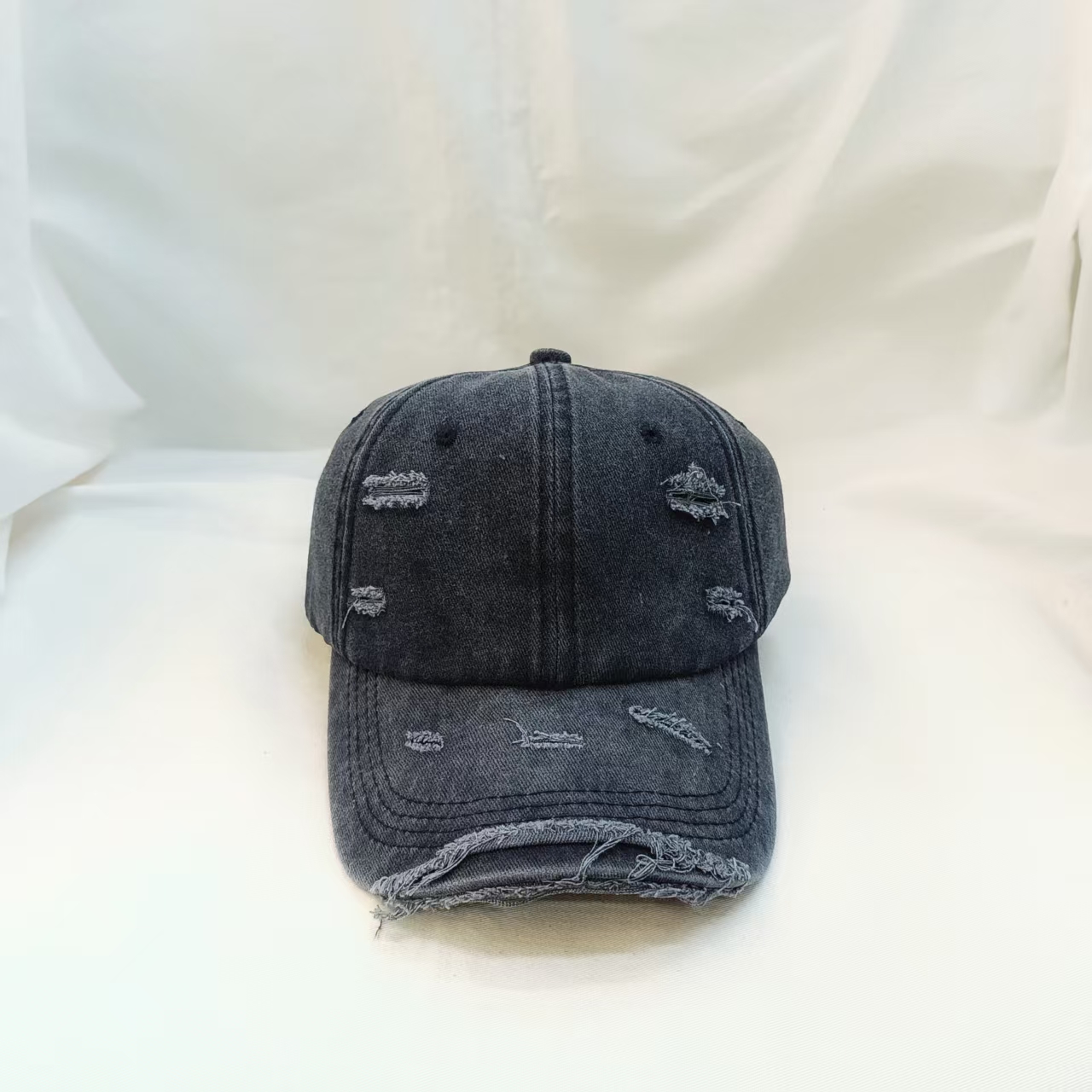 Xinluodan Hat Industry's cross-border perforated washable baseball caps, soft-top baseball caps, retro hats, personalized couple's curved brim hats, solid-color sun hats Application Scenario