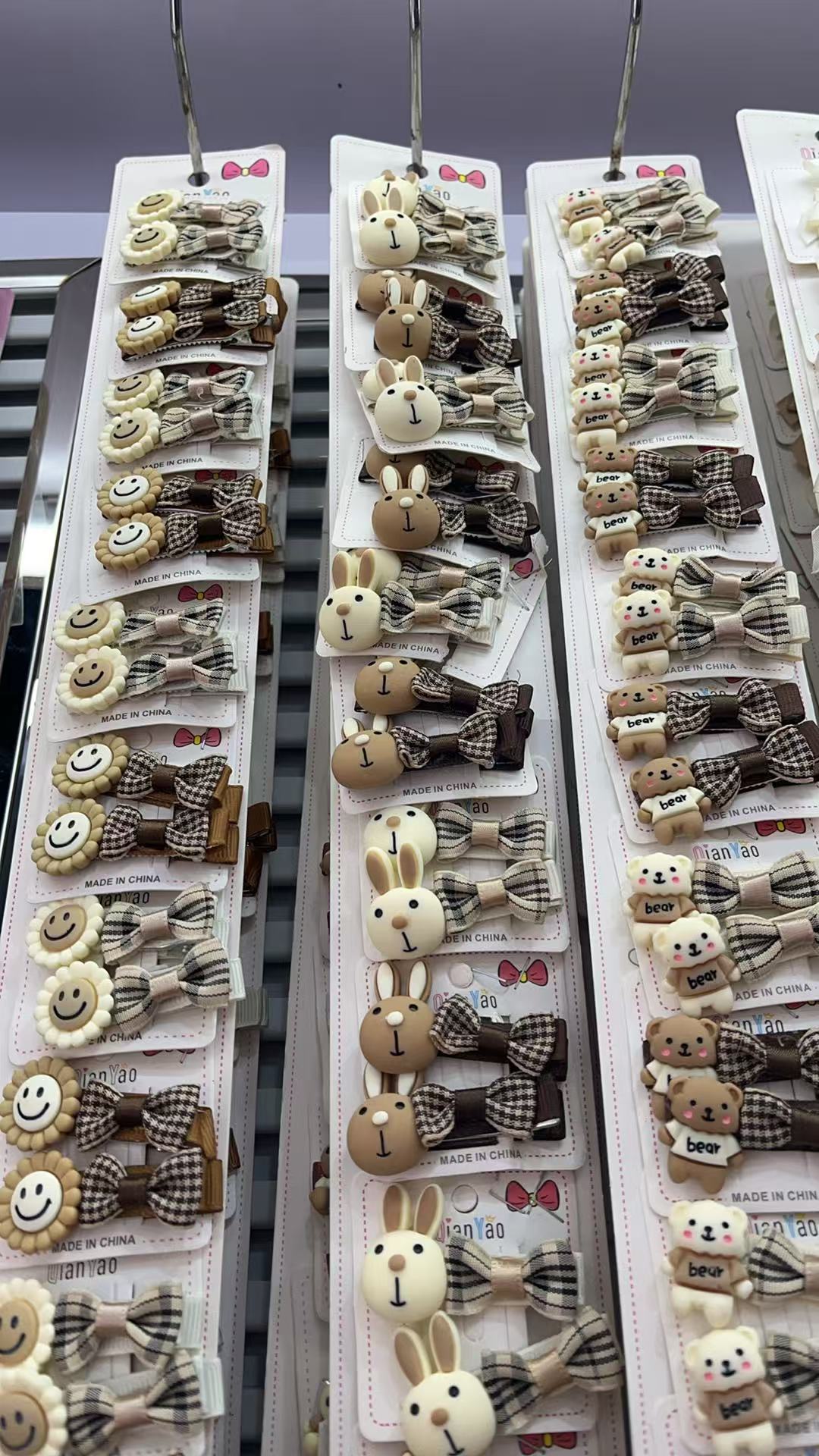 Children's special bangs hairpins for older girls are exquisite and cute. Made of eco-friendly materials, they are safe and harmless. The hairpins are lightweight, easy to use and long-lasting in place Specification image