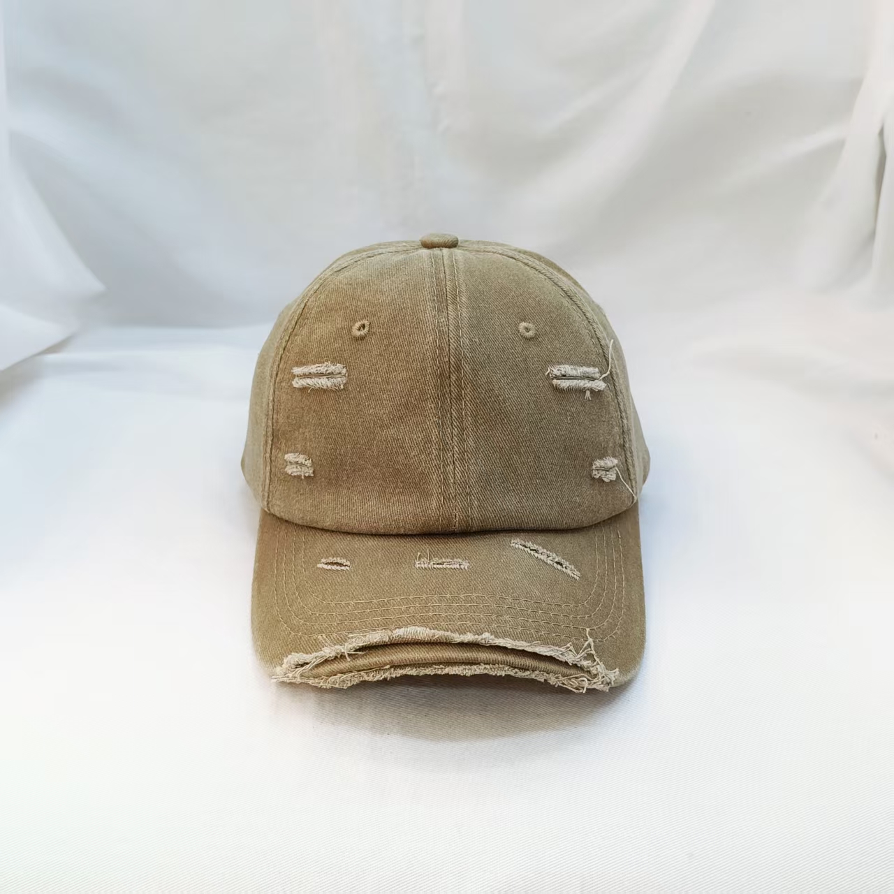 Xinluodan Hat Industry's cross-border perforated washable baseball caps, soft-top baseball caps, retro hats, personalized couple's curved brim hats, solid-color sun hats Item Picture