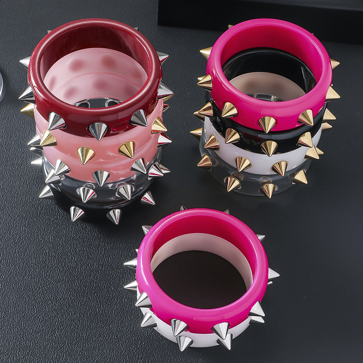 1个夸张复古朋克风几何圆形锥铆钉手镯   