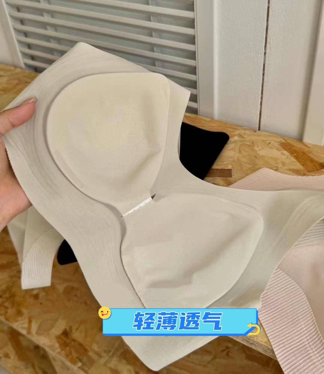 This thin, seamless, soft-supported underwear is breathable without steel rings, featuring a three-dimensional semi-fixed water drop cup and an integrated seamless back design details Picture