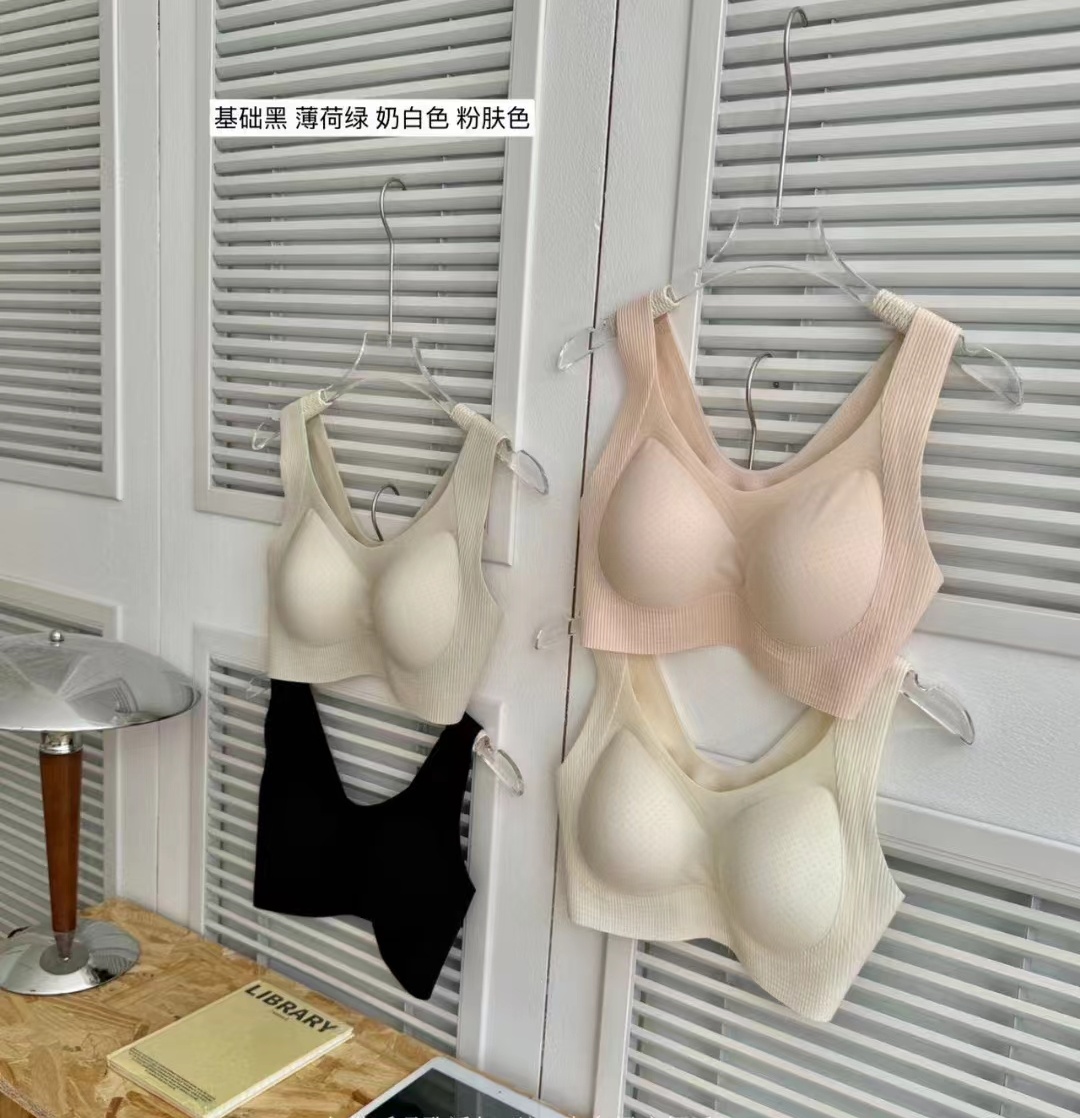 This thin, seamless, soft-supported underwear is breathable without steel rings, featuring a three-dimensional semi-fixed water drop cup and an integrated seamless back design Application Scenario