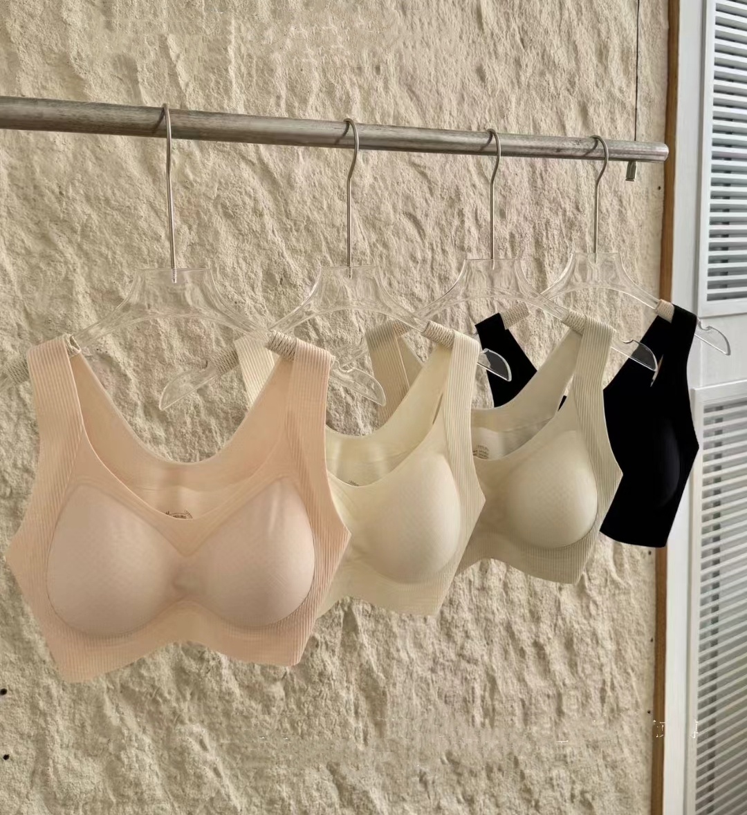 This thin, seamless, soft-supported underwear is breathable without steel rings, featuring a three-dimensional semi-fixed water drop cup and an integrated seamless back design Item Picture