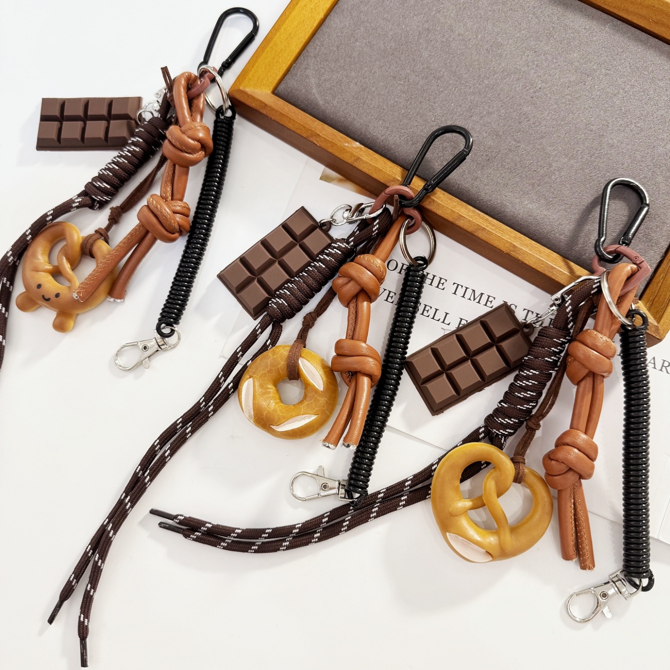 1个创意miu系碱水面包箱包挂饰  编织绳钥匙扣挂件图