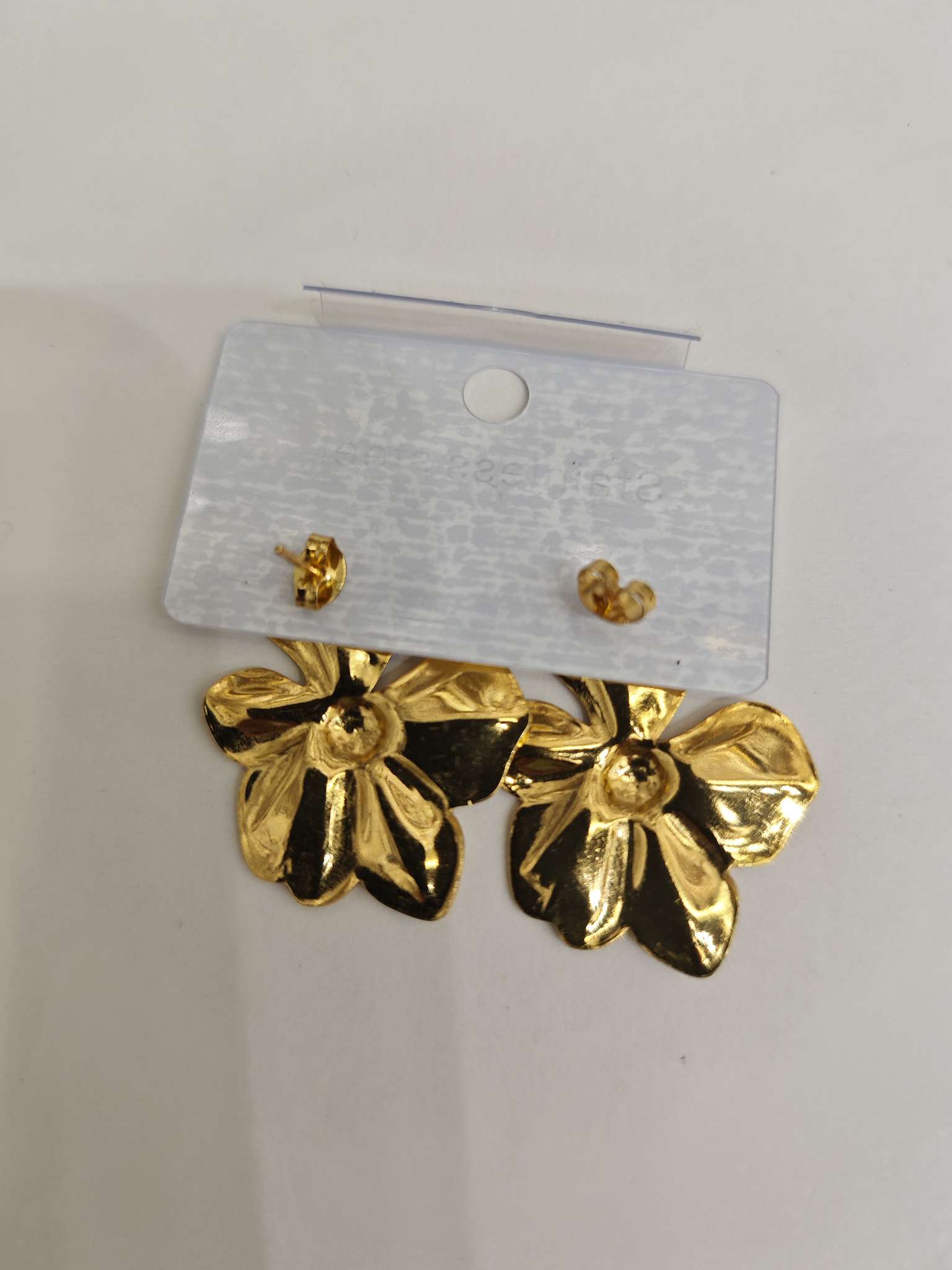 长时间不变形、不变色、防水外观亮丽
对人体无害不变色、不过敏、坚硬、不变形用其材质
制作的饰品
售价远低于丽丽
其他首饰