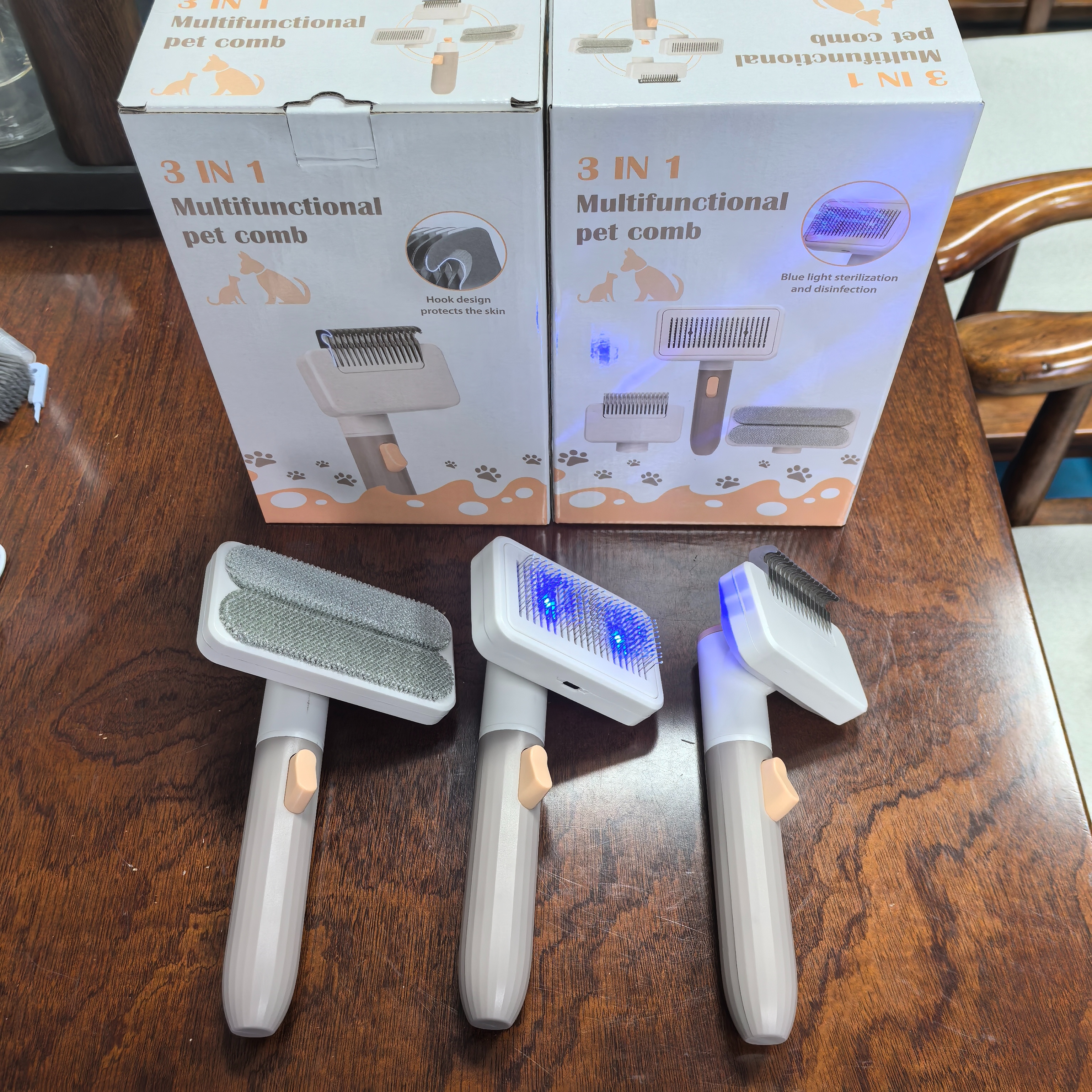 Three-in-one pet hair remover, pet comb, pet hair comb, pet supplies Application Scenario