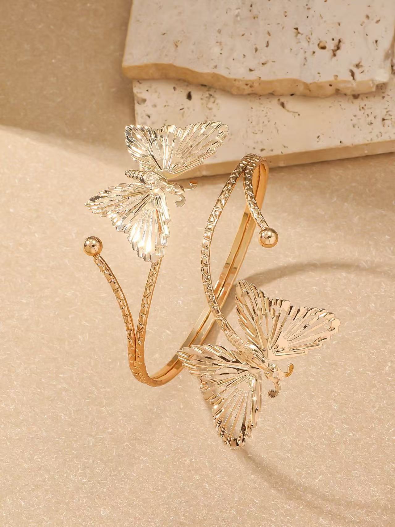 This is a popular cross-border bestseller in Europe and America, featuring a fashionable and niche geometric metal armband with a simple yet sophisticated look Application Scenario