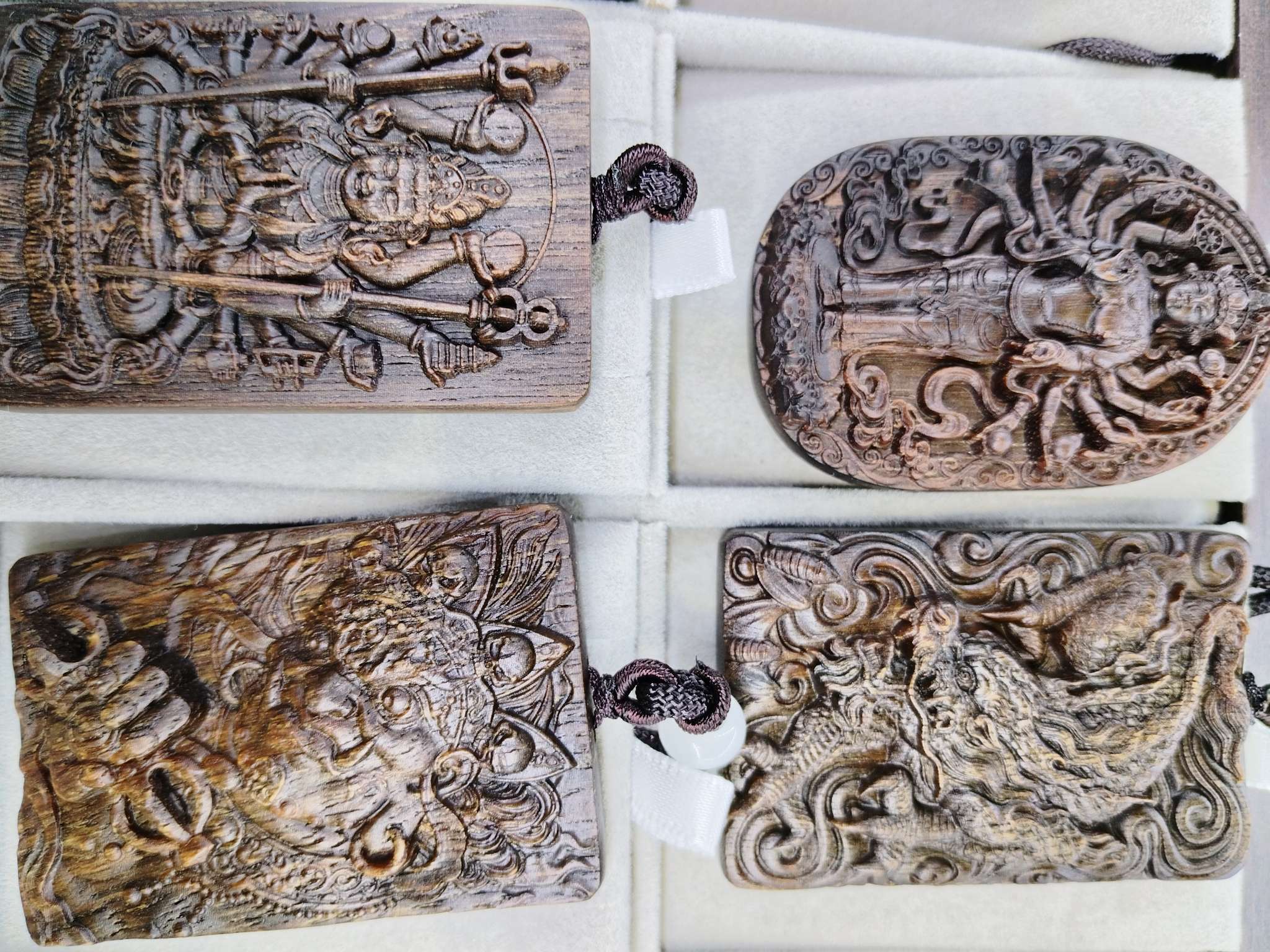 A variety of styles such as imported agarwood tags and pendants are available for selection