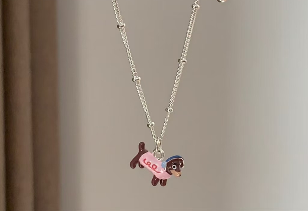 腊肠狗粉色咖啡小狗戴耳机项链小众银色饰品批发2025新款