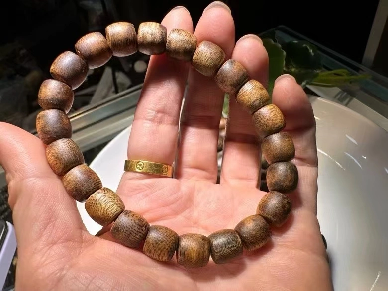 Hainan Yingge Green Agarwood Barrel Beads Natural Agarwood detail image 5
