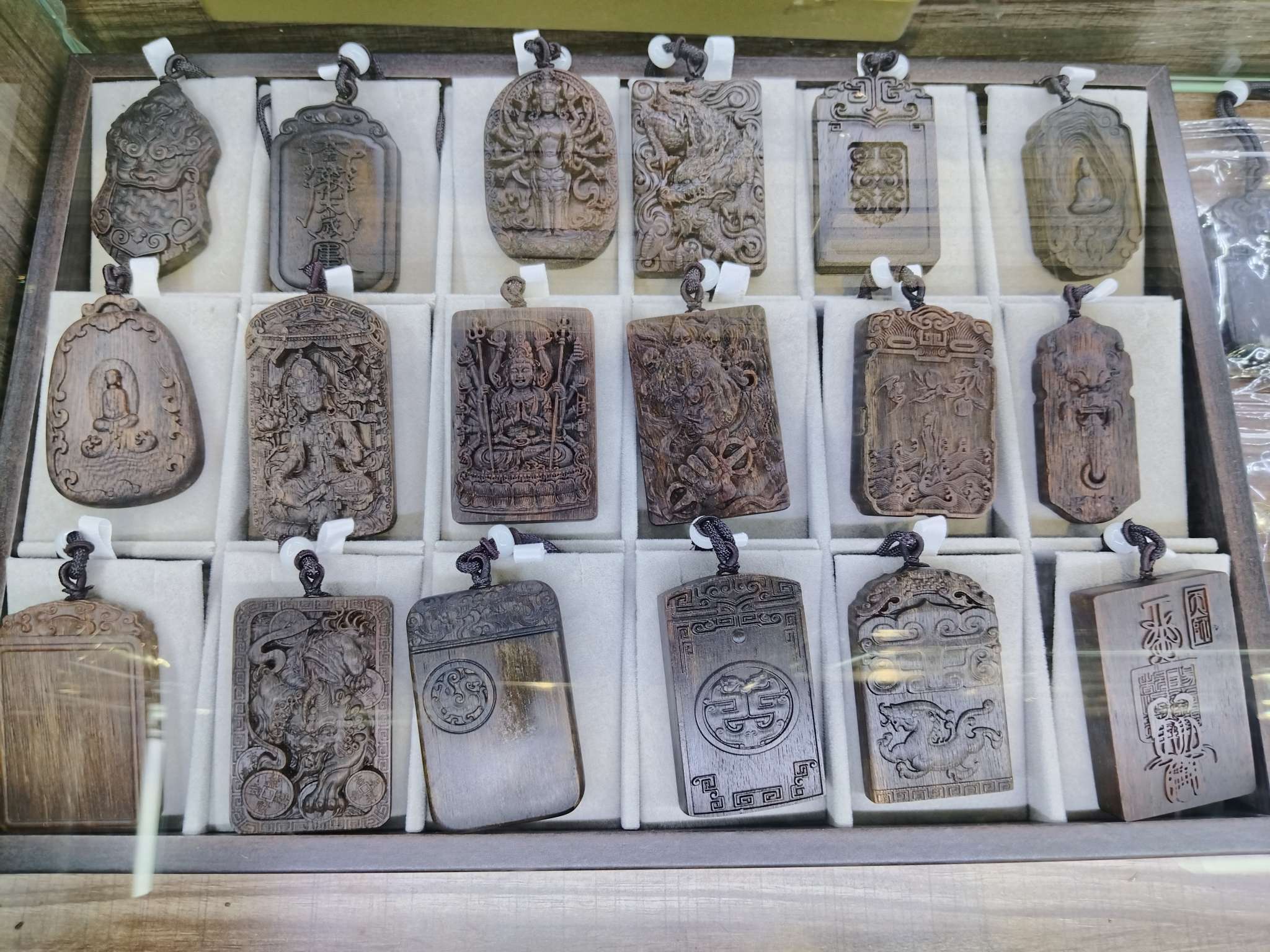 ويمكن اختيار أنواع مختلفة، مثل لوحات تعليق العطر المستوردة detail image 1