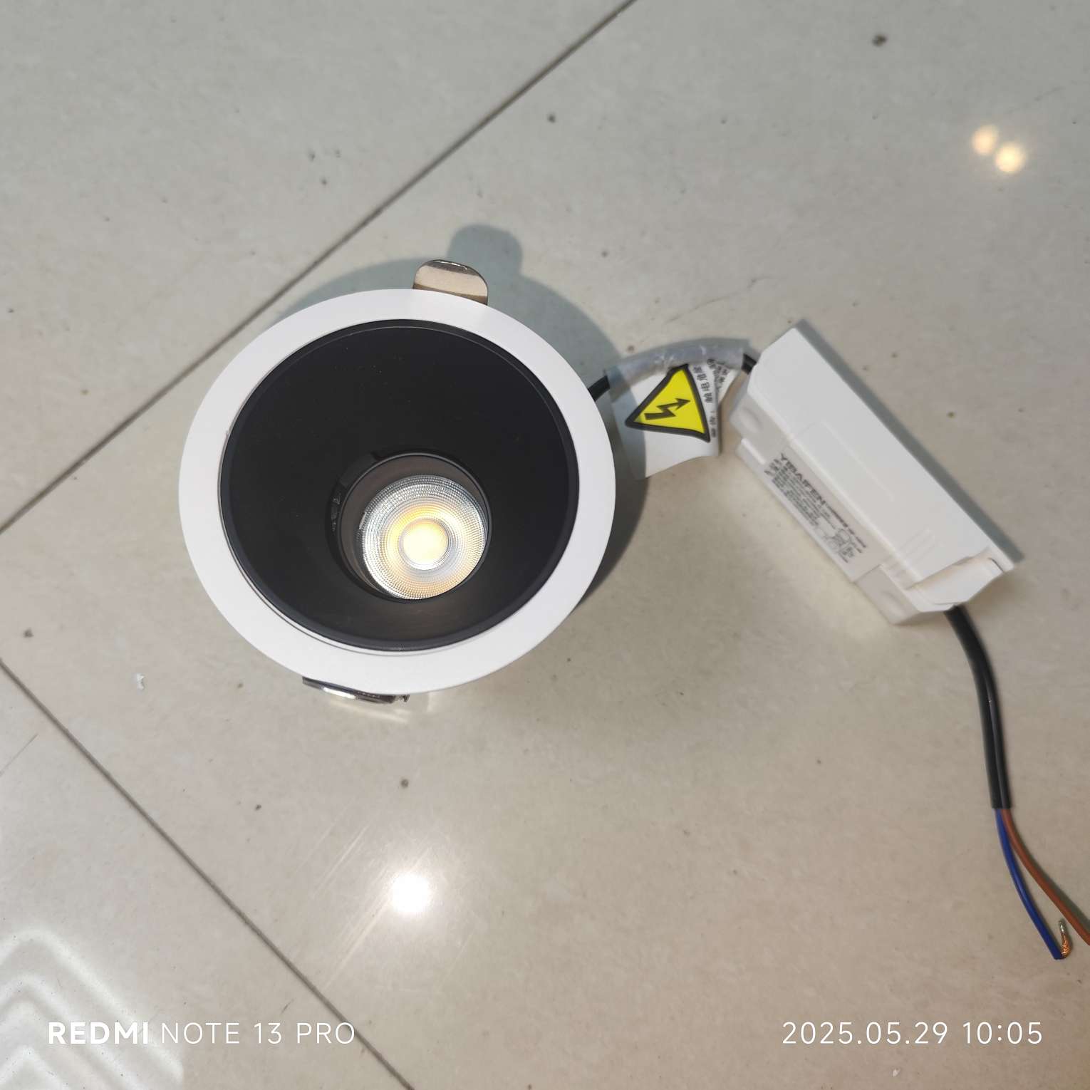 The defense line downlight and spotlight have a 7.5 cm opening. details Picture