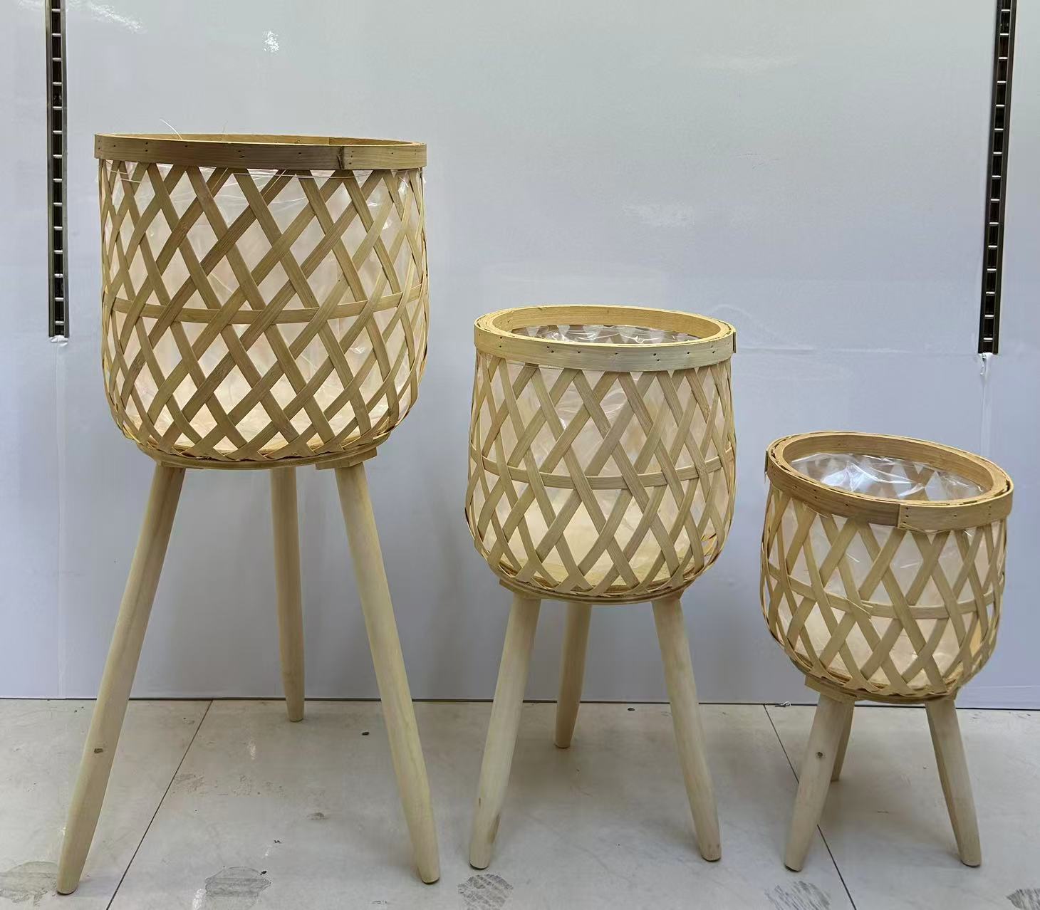 Nordic-style flower stand, hand-woven wood chips, living room balcony, indoor flower POTS, gardening tripod, floor-standing simple plant stand, simple and comfortable style wooden leg flower stand Item Picture