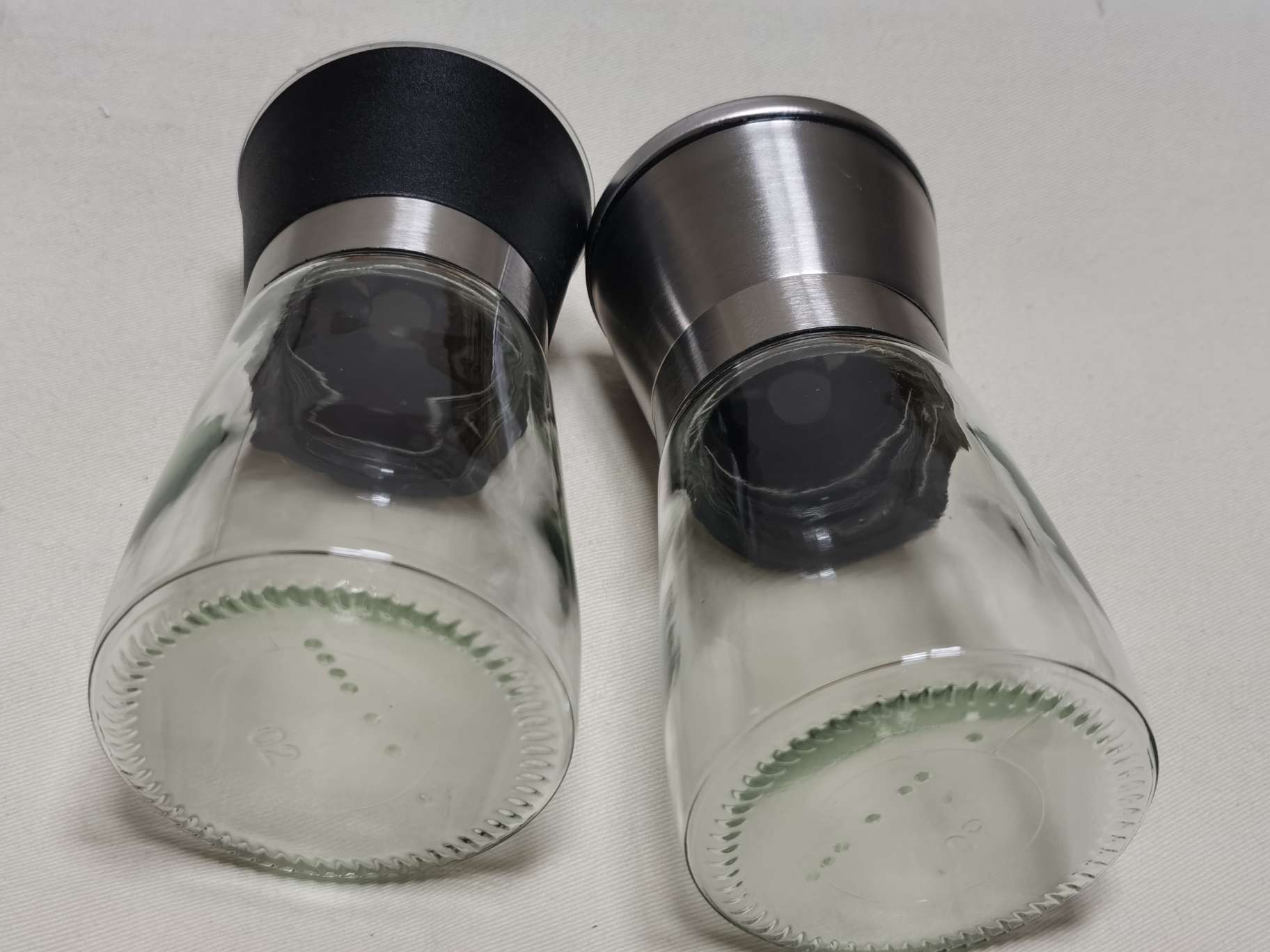 Grinder, glass black pepper grinding bottle, stainless steel household grinder, adjustable rotating seasoning bottle, salt jar, double-head grinder, hand-cranked coffee machine, coffee bean grinding cup, hand-ground coffee machine, coffee grinder Item Picture