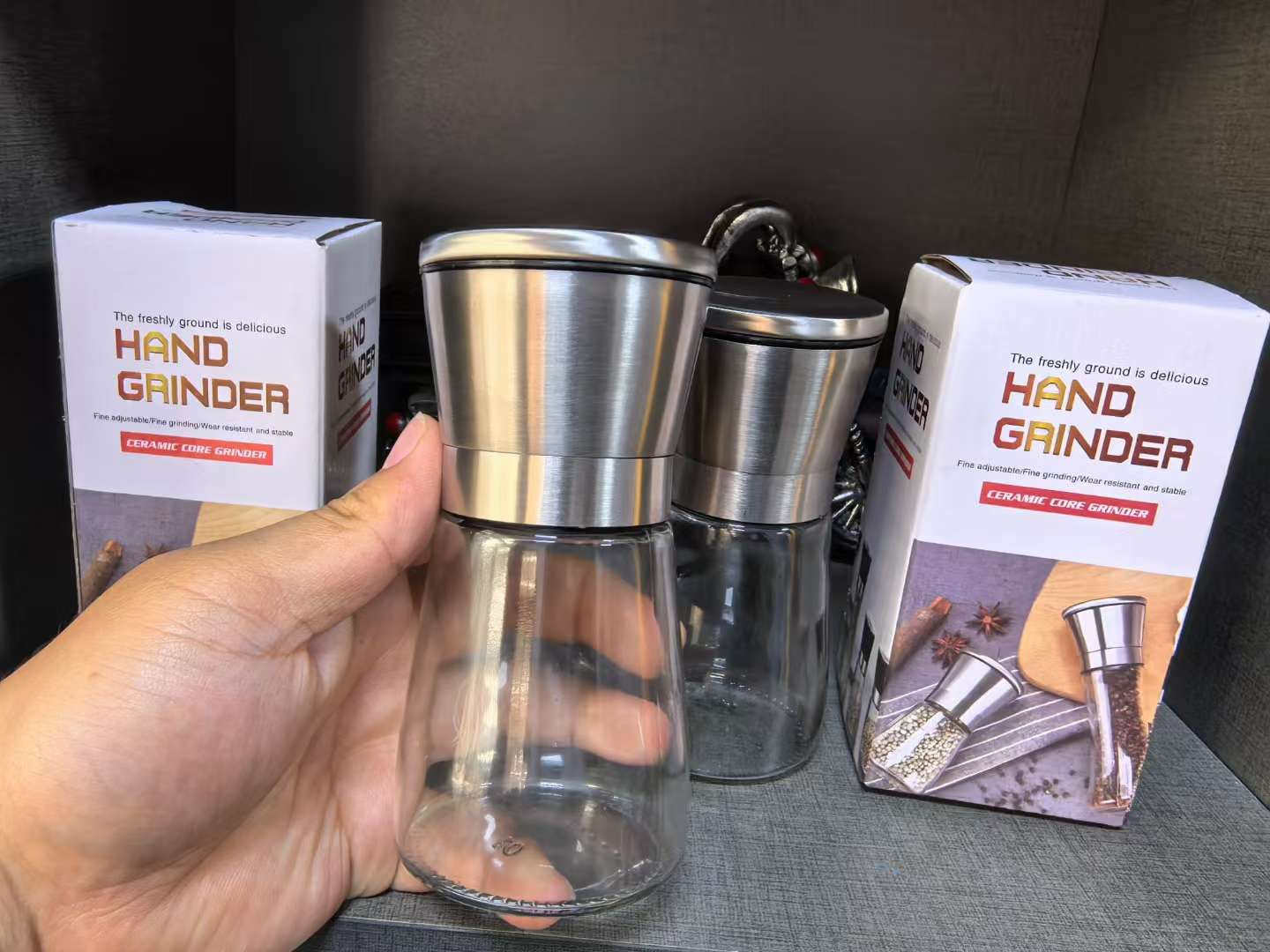 Grinder, glass black pepper grinding bottle, stainless steel household grinder, adjustable rotating seasoning bottle, salt jar, double-head grinder, hand-cranked coffee machine, coffee bean grinding cup, hand-ground coffee machine, coffee grinder Application Scenario