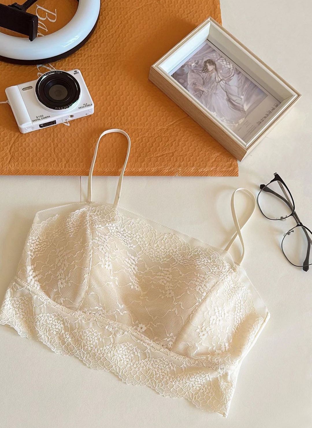 Spring and summer new anti-glare French lace strapless lingerie with a thin lace mesh fabric and a light strappy top for a beautiful back Item Picture