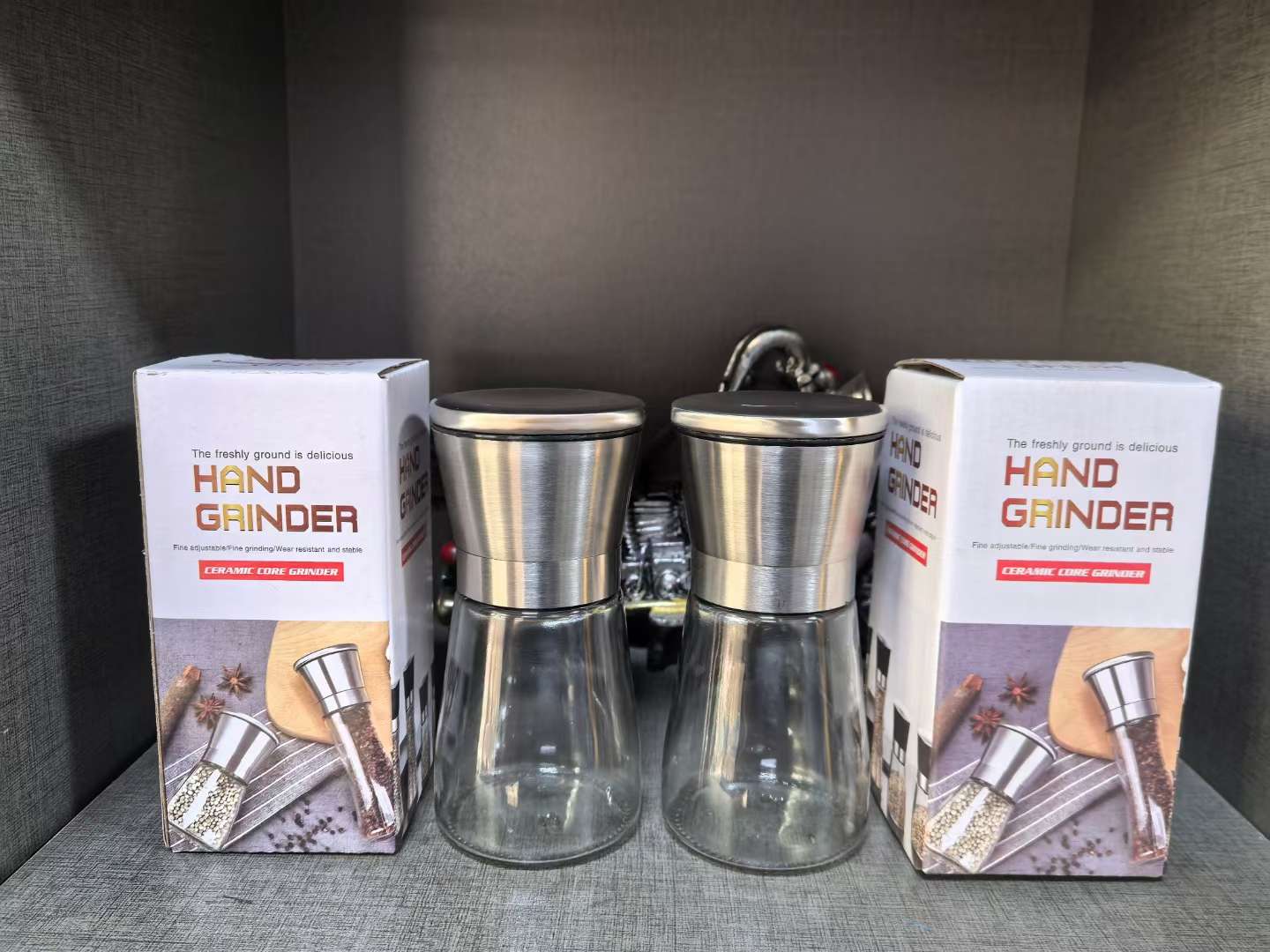 Grinder, glass black pepper grinding bottle, stainless steel household grinder, adjustable rotating seasoning bottle, salt jar, double-head grinder, hand-cranked coffee machine, coffee bean grinding cup, hand-ground coffee machine, coffee grinder Specification drawing
