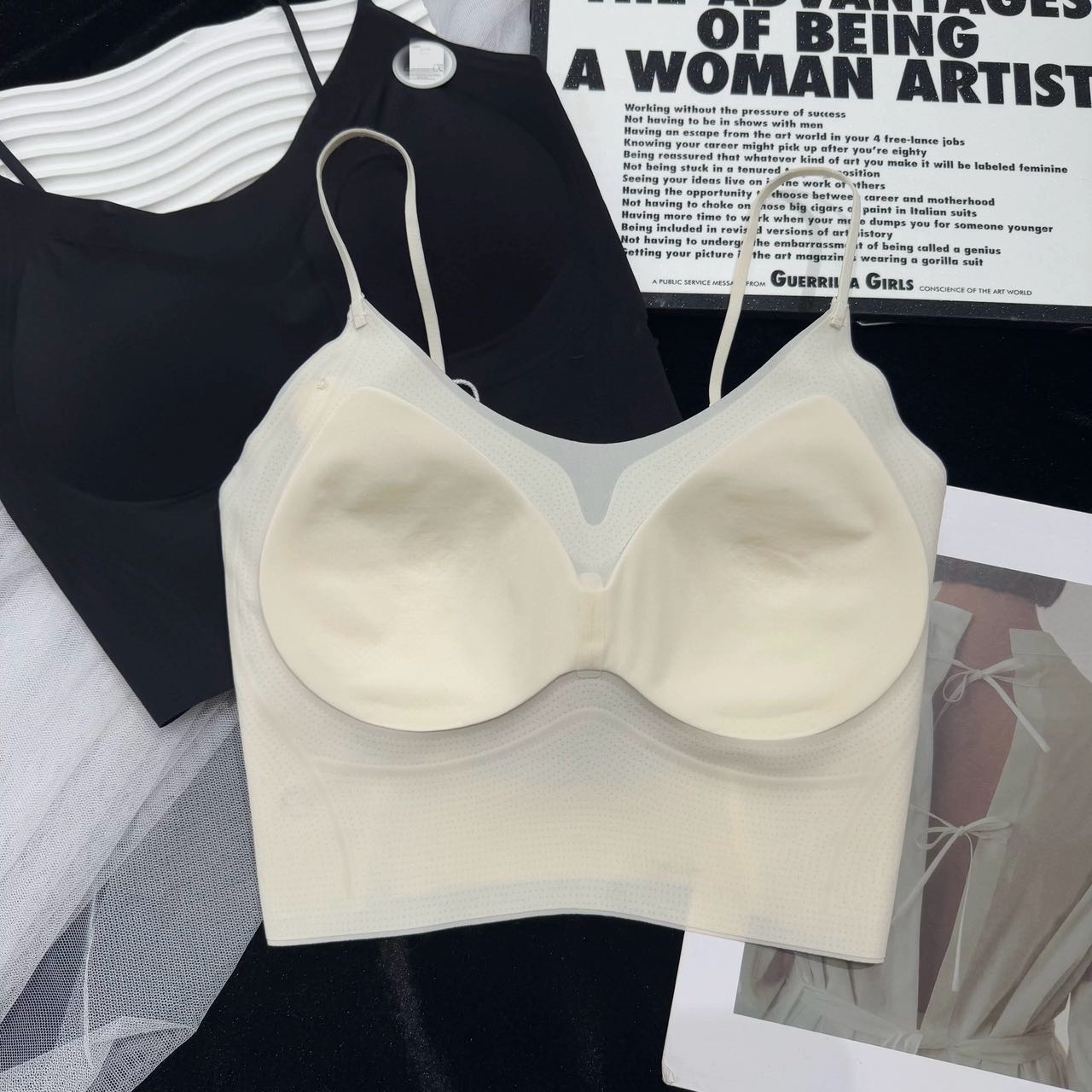 New seamless ice silk nude, skin-friendly and backfitting lingerie with a chest pad to prevent exposure, strapless comfort, and a nude halter top Application Scenario