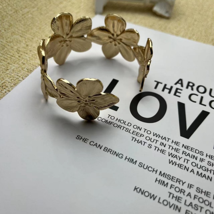European and American fashionable, simple and cold style metal flower checkered bracelet, high-end, personalized and versatile cross-border bracelet wholesale