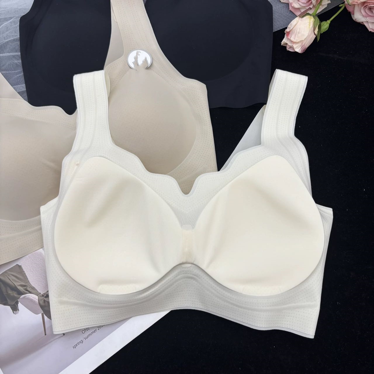 Naked, seamless, wavy V-neck, wide shoulder, fixed cup, thin cup, breathable underwear, vest style, ice silk, beautiful back bra details Picture