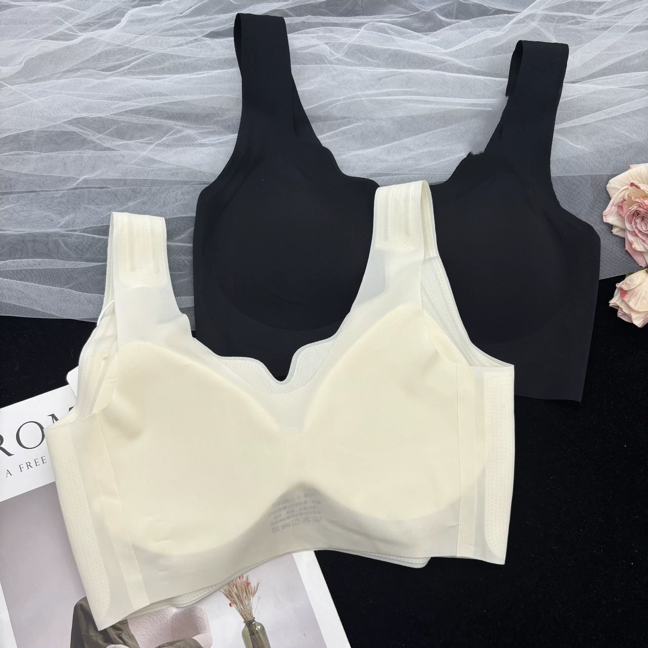 Naked, seamless, wavy V-neck, wide shoulder, fixed cup, thin cup, breathable underwear, vest style, ice silk, beautiful back bra Application Scenario