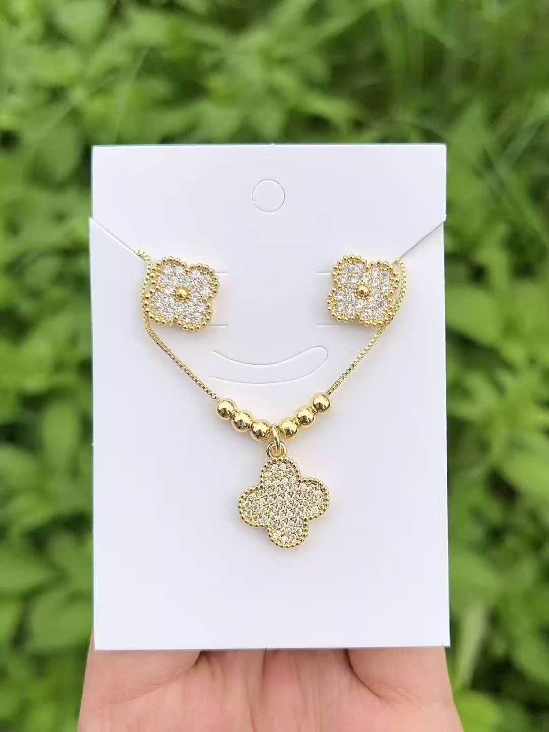 Russian-style zircon necklace jewelry set, a fashionable luxury accessory with exquisite anti-inflammatory design